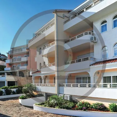 דירה 2 Bedroom Beautiful Apartment In Okrug Gornji טרוגיר