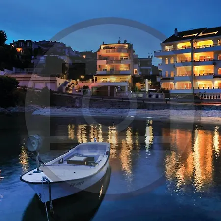 Nice Apartment In Okrug Gornji شقة *