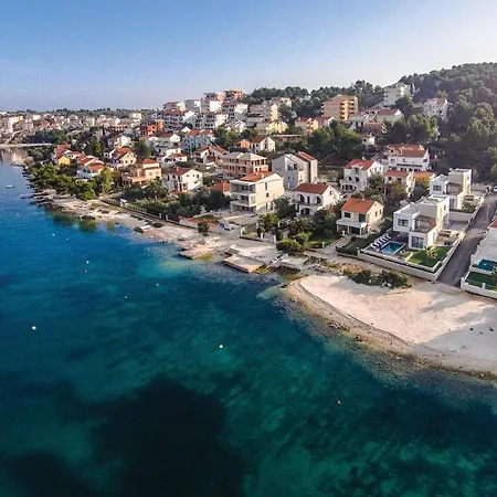 Nice Apartment In Okrug Gornji شقة تروغير