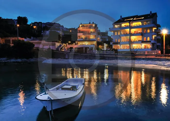 Nice Apartment In Okrug Gornji Apartment *