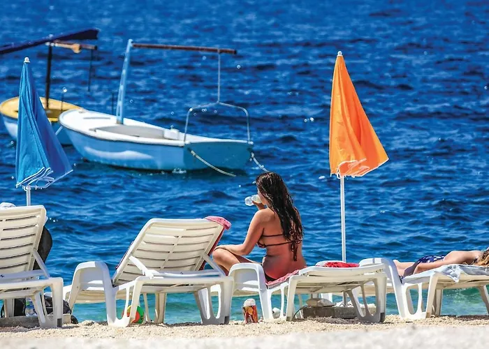 Nice Apartment In Okrug Gornji *